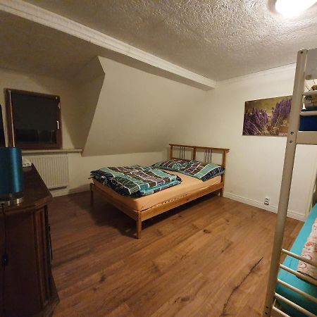 Dachgeschosswohnung In Neumuenster 2 Zimmer Екстериор снимка