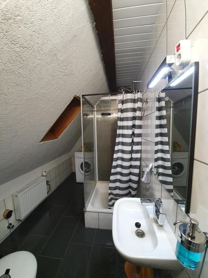 Dachgeschosswohnung In Neumuenster 2 Zimmer Екстериор снимка