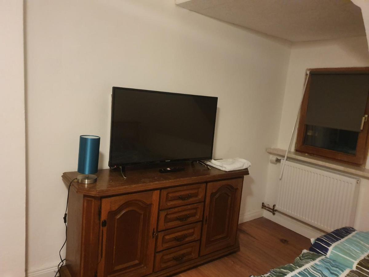 Dachgeschosswohnung In Neumuenster 2 Zimmer Екстериор снимка